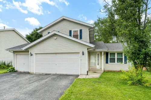 Deck+Fenced Back Yard+ King Bed+Bedroom TV+Pets Welcome!