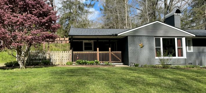 Downtown Brevard Hideaway Steps from Main St Restaurants-Dog Friendly, Fenced ブルバードのホテル