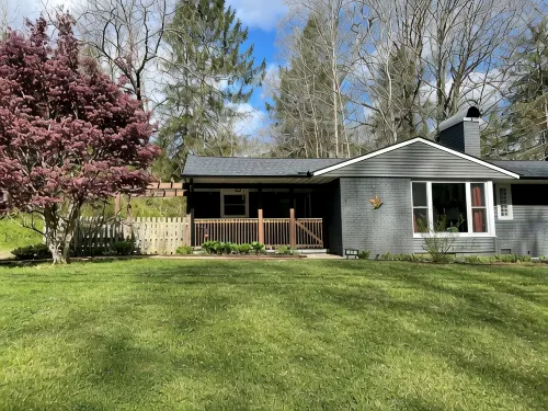 Downtown Brevard Hideaway Steps from Main St Restaurants-Dog Friendly, Fenced - Wifi