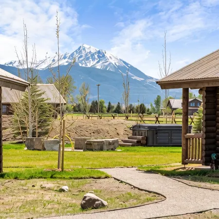 Cozy Log Cabin in the Heart of Paradise Valley, Montana