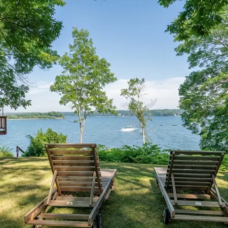 Bay-View. Waterfront Log cabin on the bay. Pet Friendly.