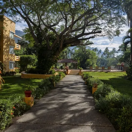 Beautiful 2 BR condo, pool, tenis court on Palma Real golf course