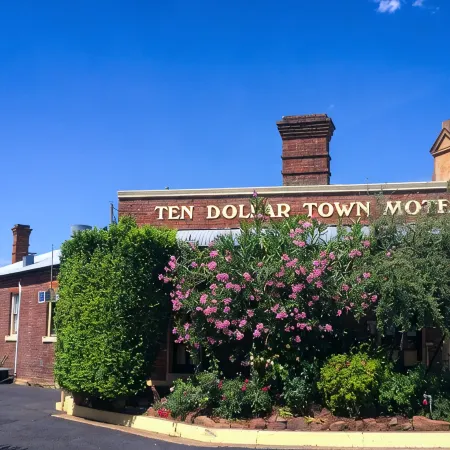 Ten Dollar Town Motel