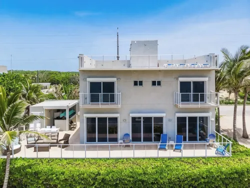 Ocean's Edge: Beachfront Home with Rooftop Views