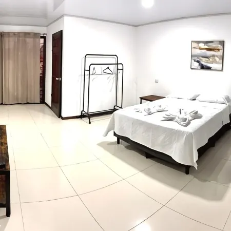 Airport SJO5 min -Marianas Apartments Отели рядом с достопримечательностью «Зоопарк Аве»