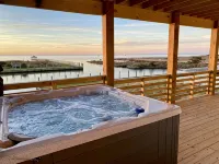 4BR 3BA Waterfront Slice of Heaven! Luxury, hot tub, sunsets, fishing.