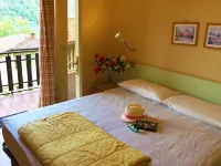 Directly on the lake with terrace for seven people Hotels in Idro