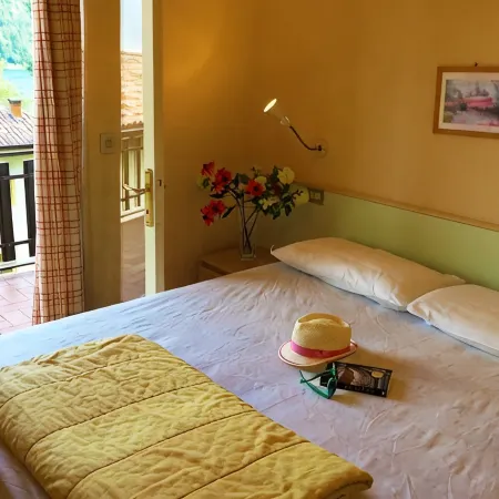 Directly on the lake with terrace for seven people