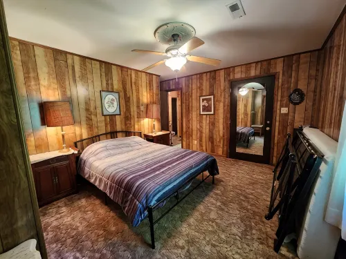 Rustic Red Cabin on Kerr Lake - Homestays