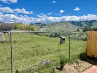 2 Minutes from the North Entrance of Yellowstone - Beautiful and Cozy Cabin