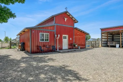 Stay at The Barnhouse in Kuna - Rustic Retreat for Two with Fireplace Near Boise - Homestays