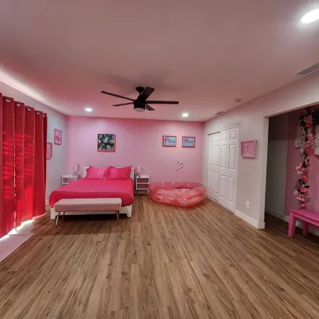 Charming 2-bedroom house with a unique pink esthetic