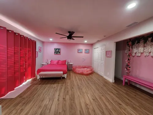 Charming 2-bedroom house with a unique pink esthetic - 3-Star