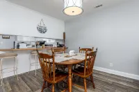 Lakefront, two bedroom, full bath. Relax, swim, kayak & fish on Lake Lookout. - 3 tähden