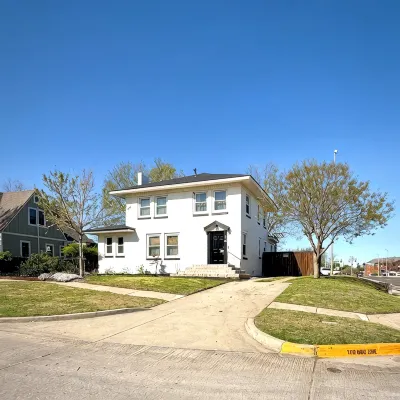 Restored 1935, 3-bedroom house, less than a mile to campus & downtown - บังกะโล