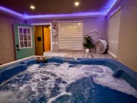 Charming 2-bedroom house with indoor hot tub and spa! Free EV Charger! - Homestays