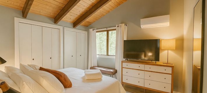 Stylish Pocono Cabin • Fire Pit • Sleeps 8 Hotels in Wayne County