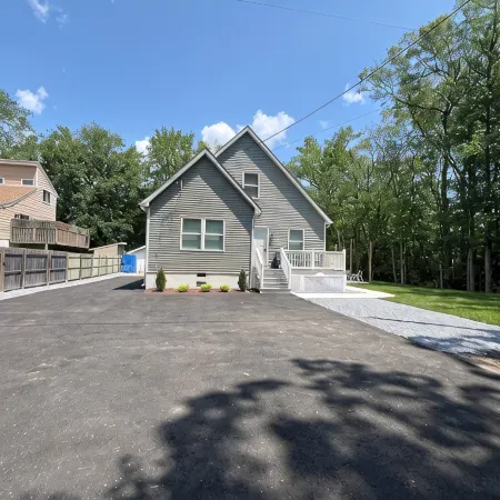 Beach House by the Bay, 9 Car Parking, Linen Included