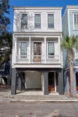 Ten minutes to Beach & Town: Contemporary Living in Historic Old Village