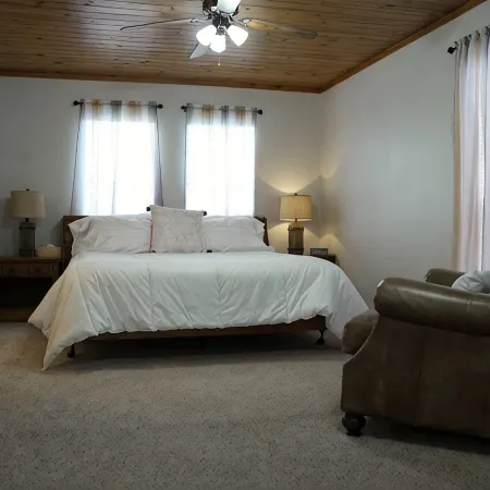 Spacious 3Br Stay Shared Pool - Perfect for Families.