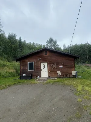Spacious 1-Bedroom Alaskan Cabin in the hills.