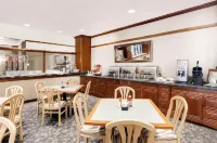 Clarion Hotel & Conference Center Lansing West - servizio colazione