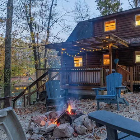 Lakeside Cabin: Private Dock - Canoe & Kayaks - HotTub -PetFriendly -Arcade Game