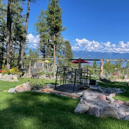 Modern 3-bedroom bungalow in peaceful Somers with great lake and mountain views