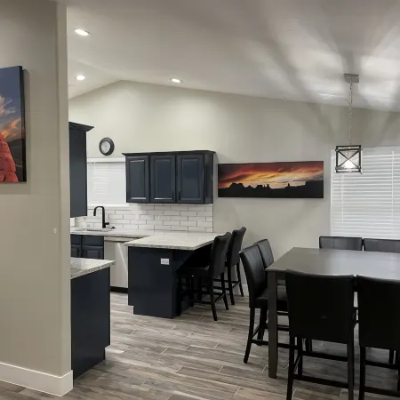 Lake Powell Modern Remodeled VRBO - 3BR, 2BA minutes to Lake and Restaurants!