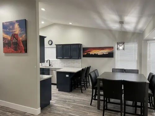 Lake Powell Modern Remodeled VRBO - 3BR, 2BA minutes to Lake and Restaurants! - 4성급