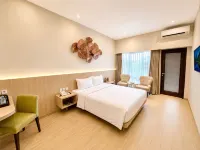 Grand Whiz Hotel Trawas Mojokerto - parking