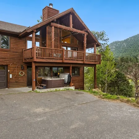 Luxury Cabin 4bdr Mtn and River Views.  Private Hot tub, 2 blocks to downtown
