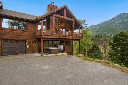Luxury Cabin 4bdr Mtn and River Views.  Private Hot tub, 2 blocks to downtown - シャレー