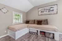 Cozy cottage w/hot tub, game room & backyard. Close to West Point and Bethel. - balcón