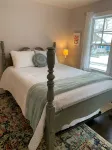 Peaceful Cottage/Private Parking & Backyard/Strong WiFi/Walk to Sheridan Beach! - breakfast