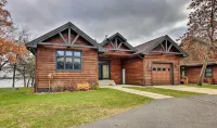 Large Bay Lake Lakefront Cabin w/Game Room & Water-View Deck, Dock and more… - Chalets
