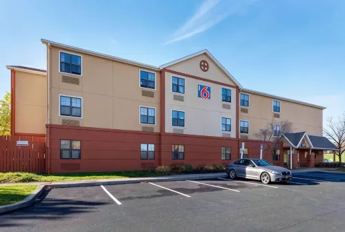 Motel 6 Suites Rochester Henrietta, NY - 2-Star