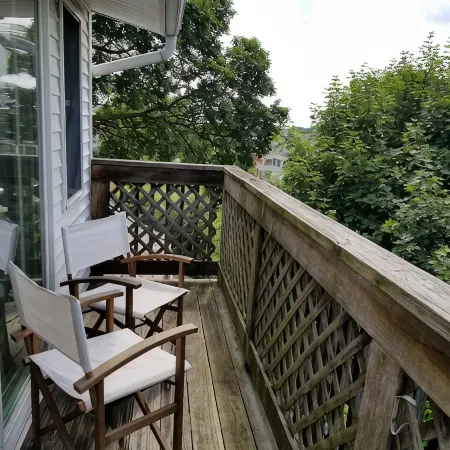 Newly refurbished, Sunny bright In-law suite.15 minute easy drive to Boston