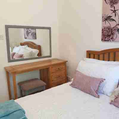 York   Two Bedroom Cottage Close to City of York  Check in day Saturday Rooms