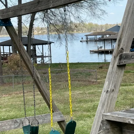 Beautiful fully furnished lakefront house