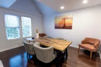 Large, modern 2 bedroom in the heart of Forest Park - Homestays
