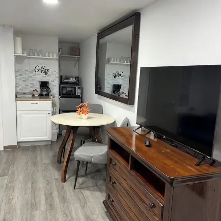 Cozy Suite *Excellent location* FREE Wi-fi/Netflix