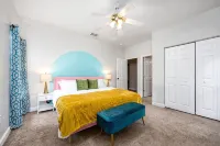 Your UF Getaway: 1 Block from Campus & Stadium - 4 BD Haven - Boutique