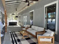McCall Art House-5 minutes from Lake on 1.6+acres- Art/Hot Tub/Foosball/Arcades - 4-Star