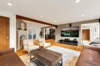 Ultimate Group Getaway: Near Ferry, Hot Tub and Games - 4-Star