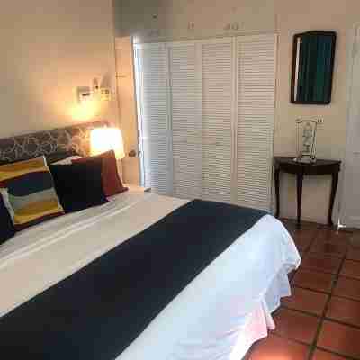 Charming 2 bedroom 2 shower room self catering apt on a gorgeous quiet beach Rooms