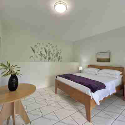 Hillside Escape- Private Pool & Breathtaking Sunset over the Town Rooms