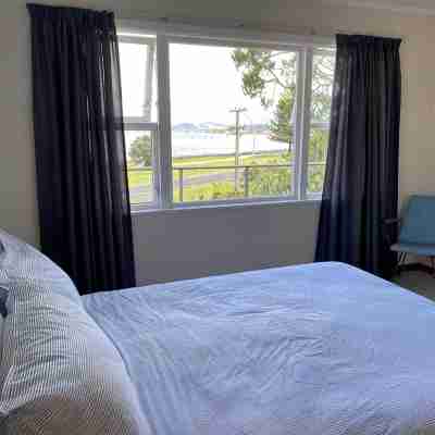 Whitianga Beachfront, with extensive views across Mercury Bay. Rooms