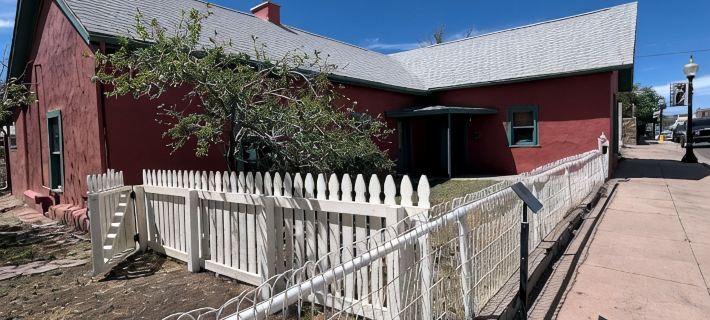 Charming 1800's fully modernized farmhouse in downtown Silver City- pet friendly Hotels in Grant County