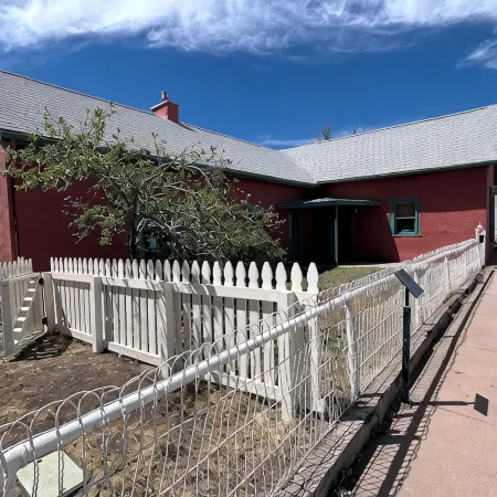 Charming 1800's fully modernized farmhouse in downtown Silver City- pet friendly
